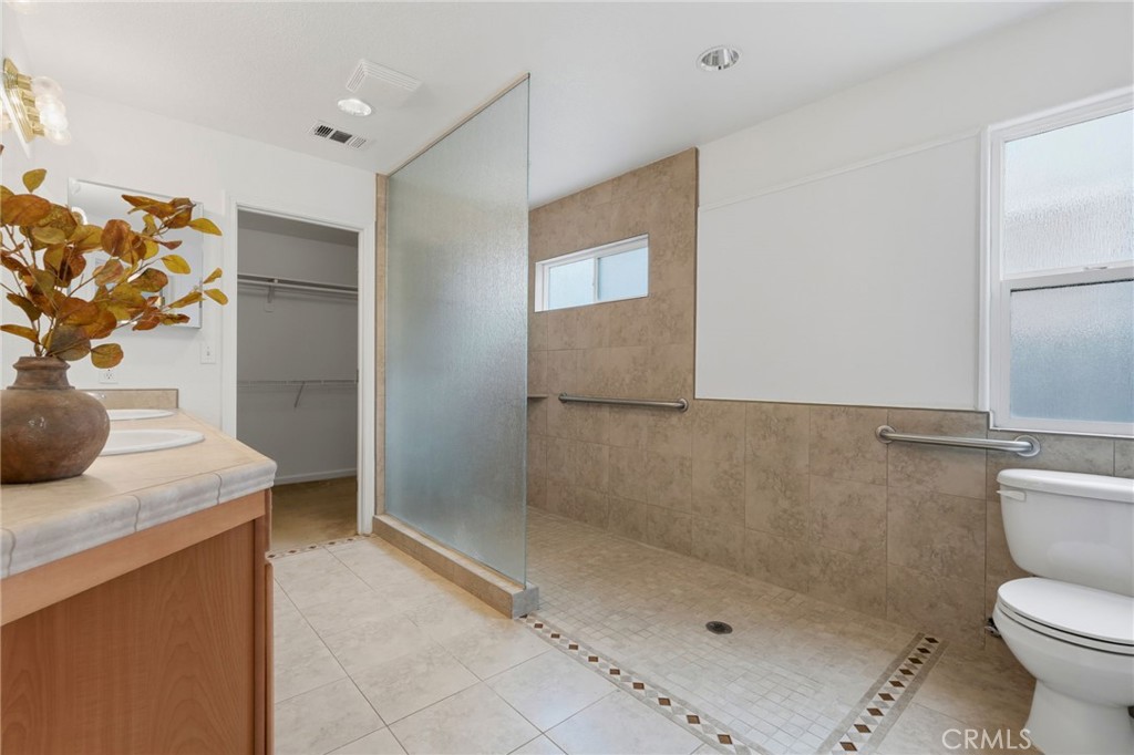 6111 W Pryor Ct, Visalia, CA 93277