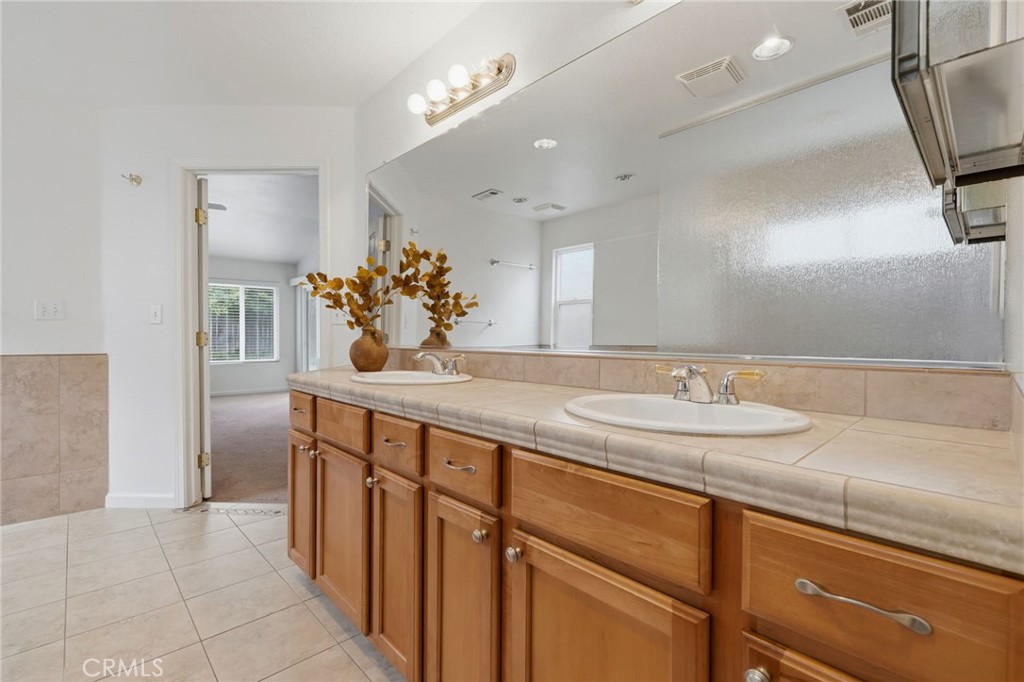 6111 W Pryor Ct, Visalia, CA 93277