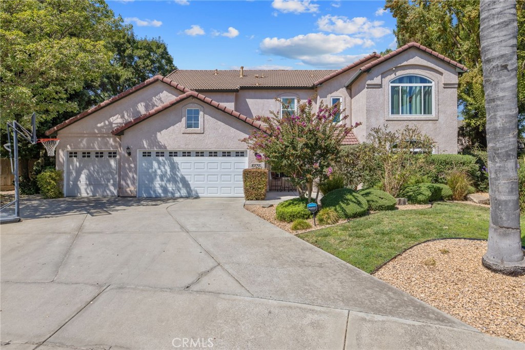 6030 W Country Ct, Visalia, CA 93277
