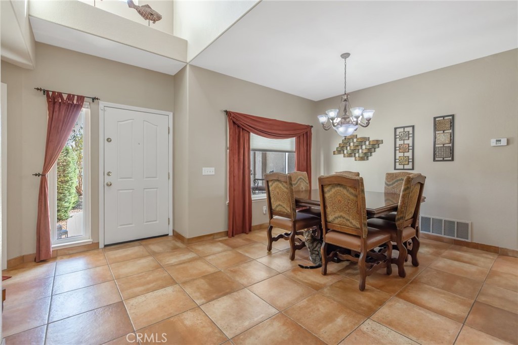 6030 W Country Ct, Visalia, CA 93277