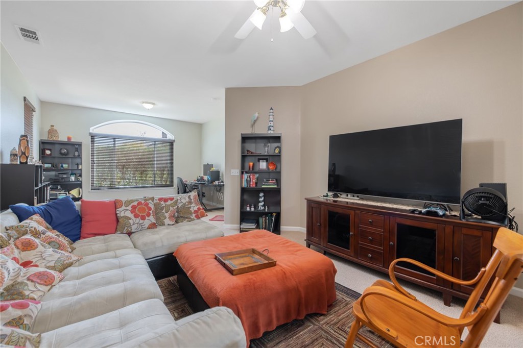 6030 W Country Ct, Visalia, CA 93277