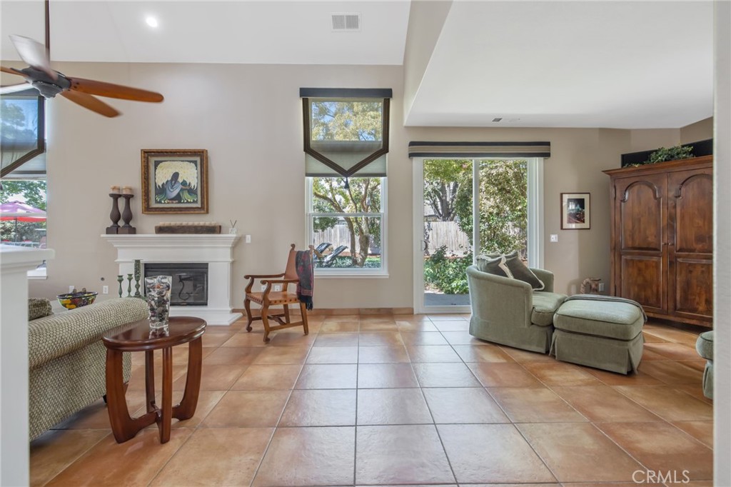 6030 W Country Ct, Visalia, CA 93277