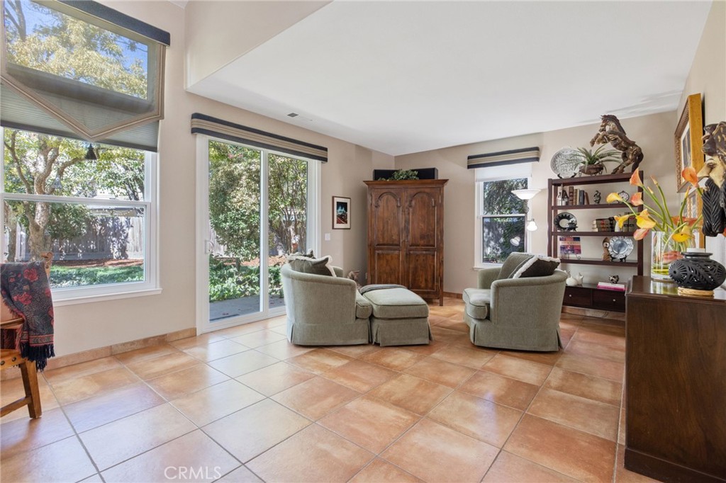 6030 W Country Ct, Visalia, CA 93277