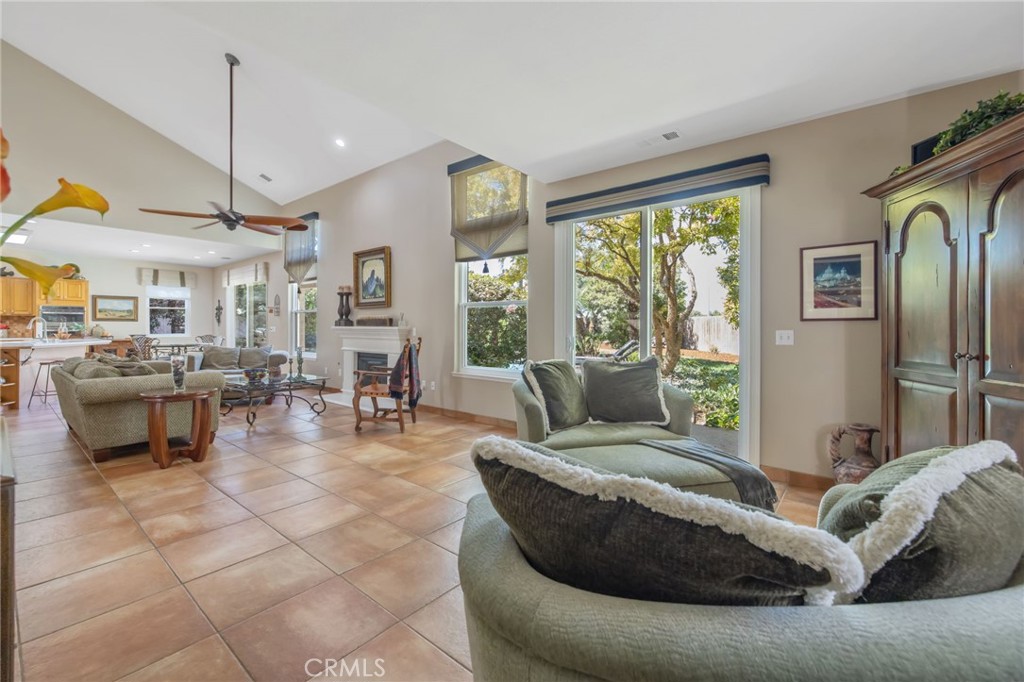 6030 W Country Ct, Visalia, CA 93277