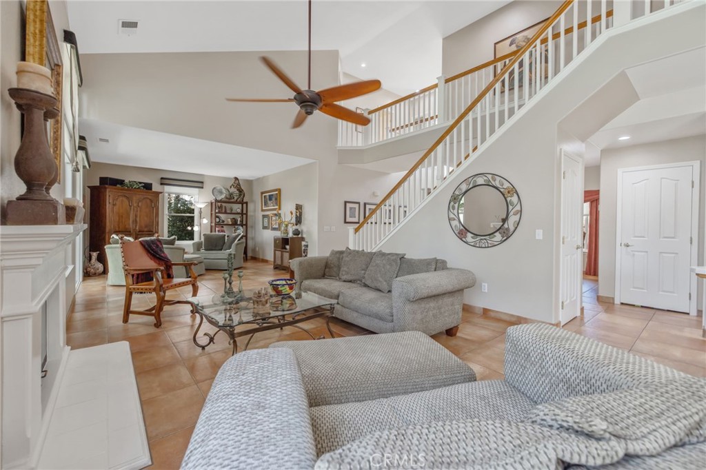 6030 W Country Ct, Visalia, CA 93277