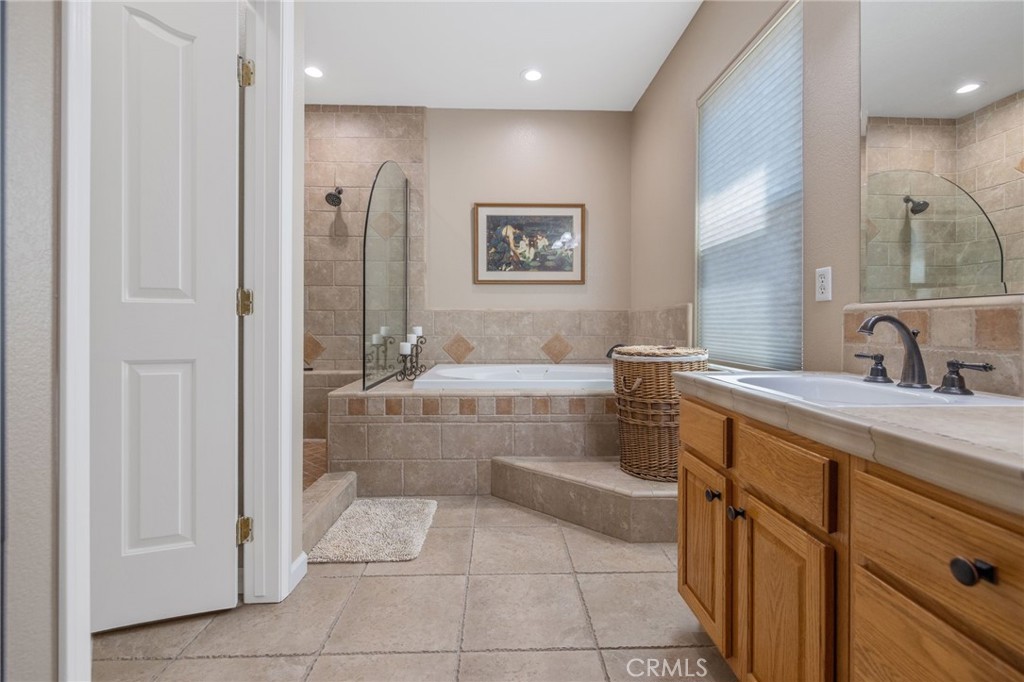 6030 W Country Ct, Visalia, CA 93277