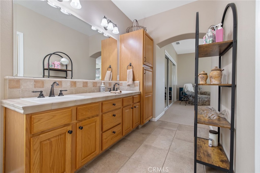 6030 W Country Ct, Visalia, CA 93277