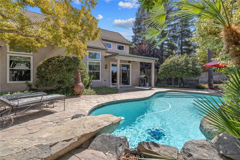 6030 W Country Ct, Visalia, CA 93277