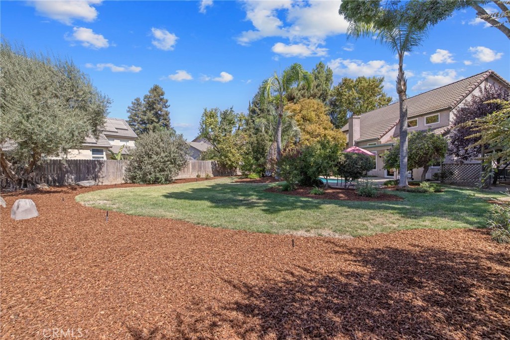 6030 W Country Ct, Visalia, CA 93277