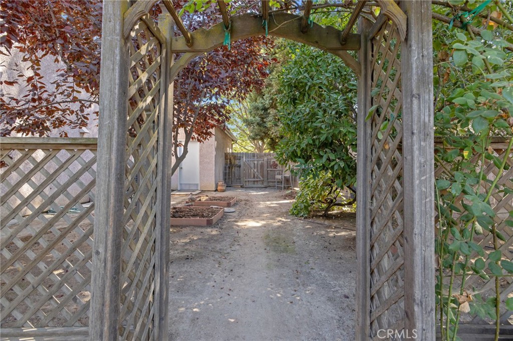 6030 W Country Ct, Visalia, CA 93277