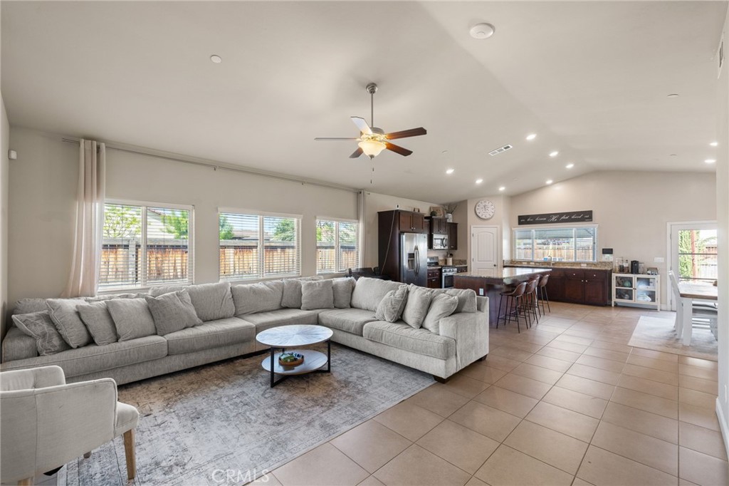 9500 Laurelwood Ct, Shafter, CA 93263