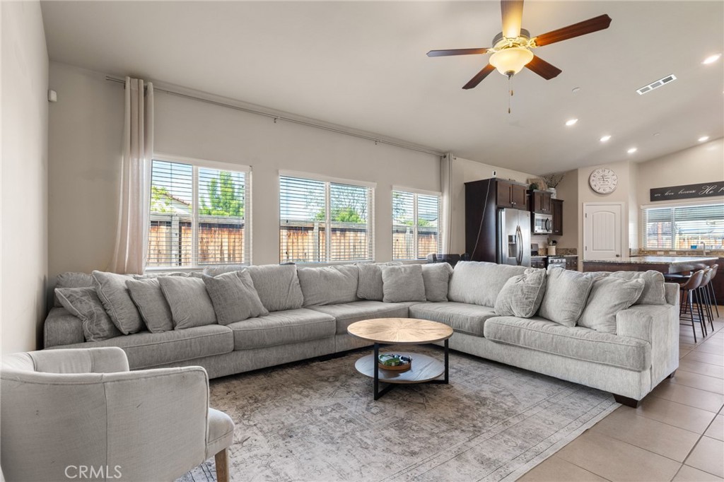 9500 Laurelwood Ct, Shafter, CA 93263