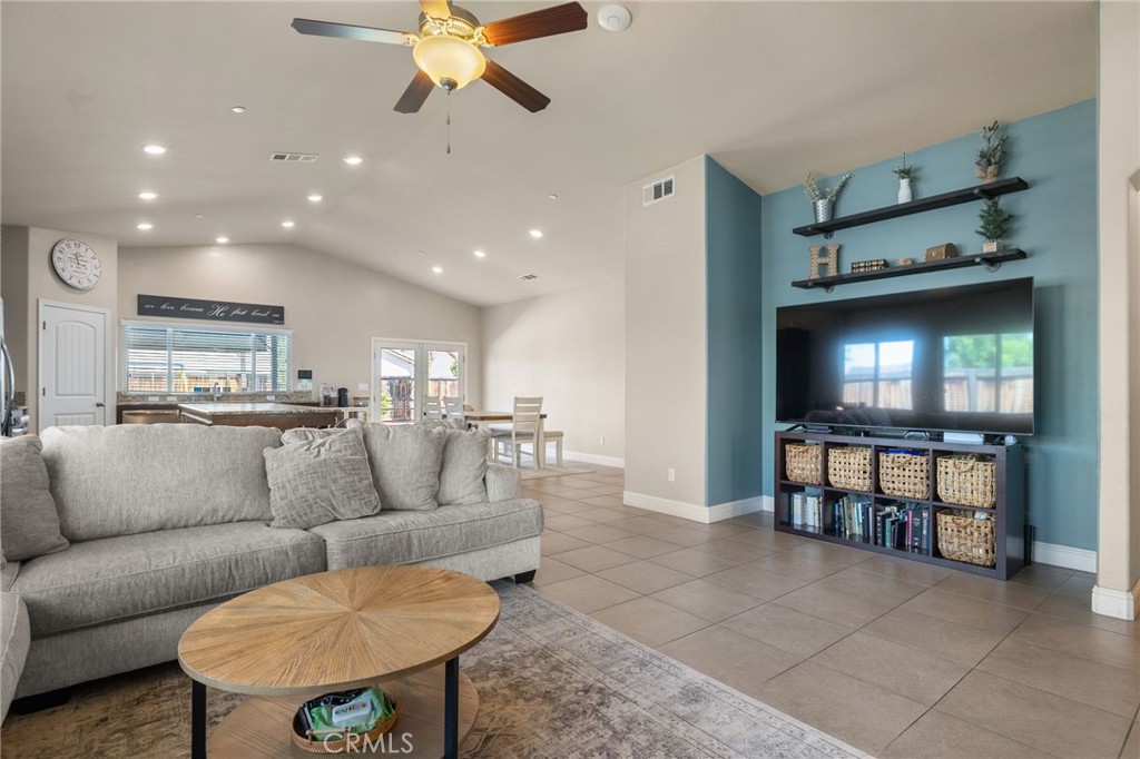 9500 Laurelwood Ct, Shafter, CA 93263