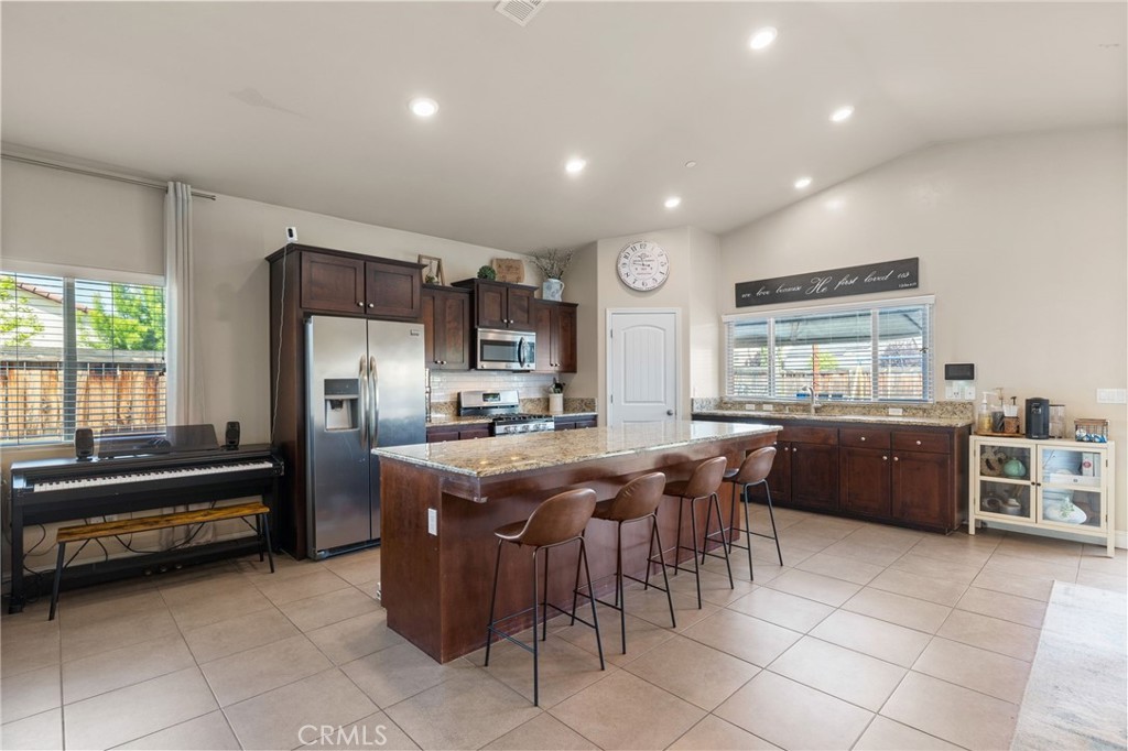 9500 Laurelwood Ct, Shafter, CA 93263