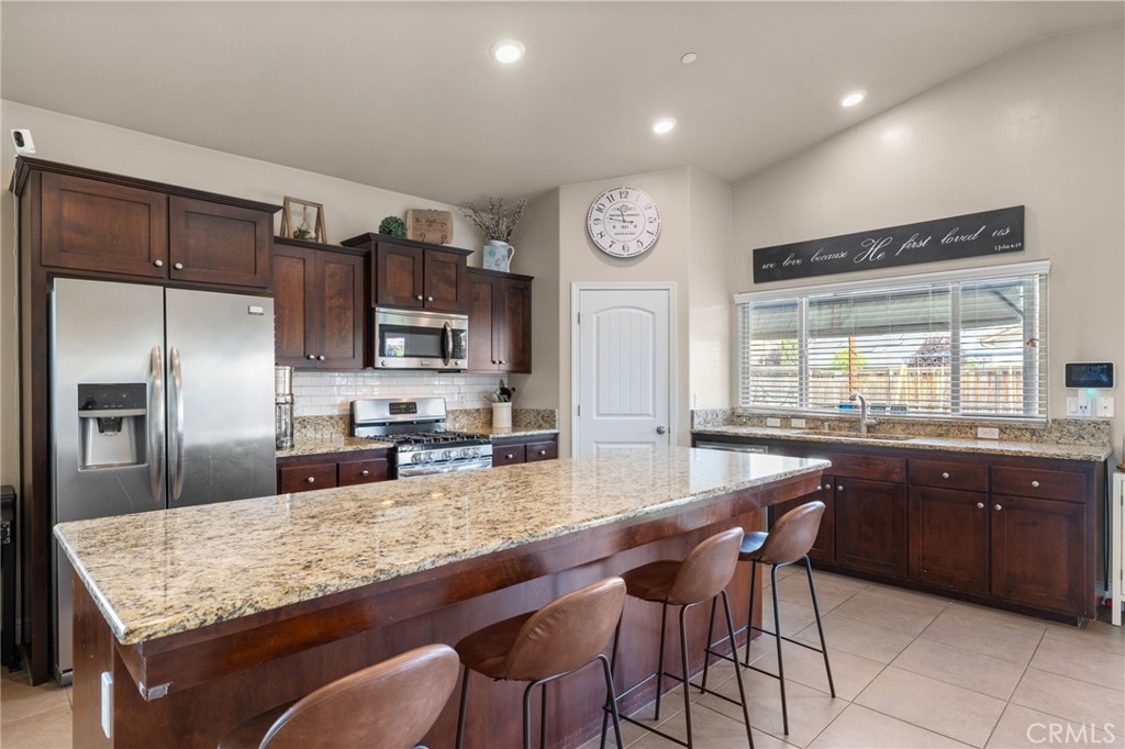 9500 Laurelwood Ct, Shafter, CA 93263