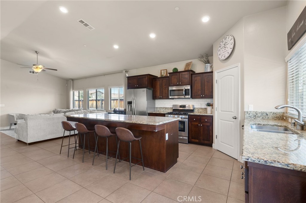 9500 Laurelwood Ct, Shafter, CA 93263