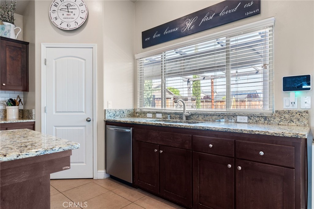 9500 Laurelwood Ct, Shafter, CA 93263