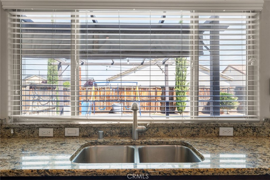 9500 Laurelwood Ct, Shafter, CA 93263