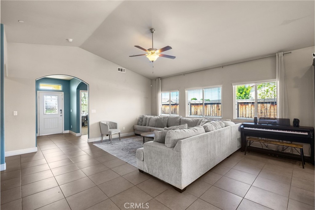 9500 Laurelwood Ct, Shafter, CA 93263