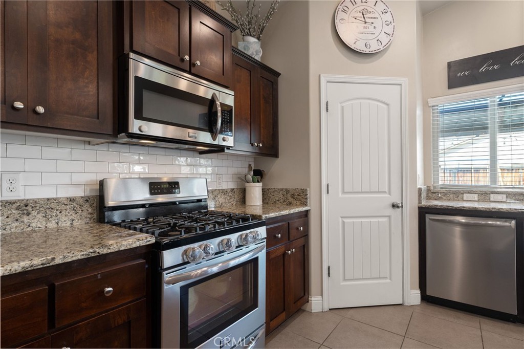 9500 Laurelwood Ct, Shafter, CA 93263