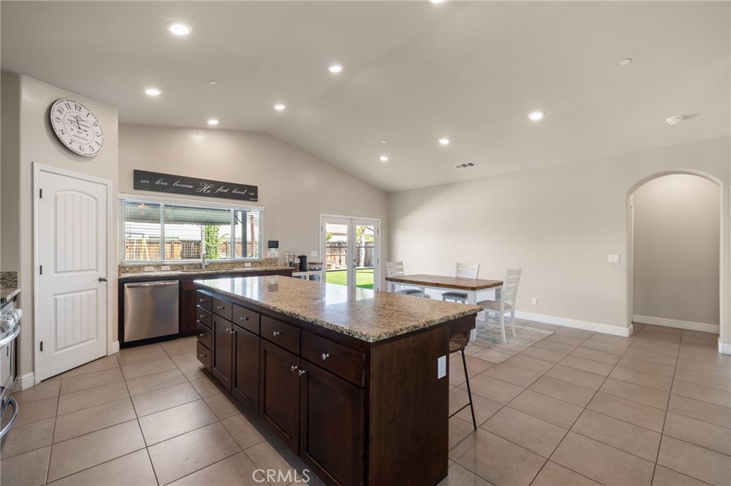 9500 Laurelwood Ct, Shafter, CA 93263