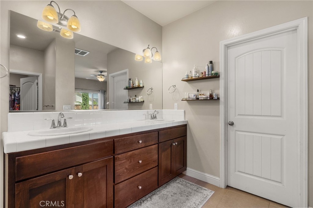 9500 Laurelwood Ct, Shafter, CA 93263