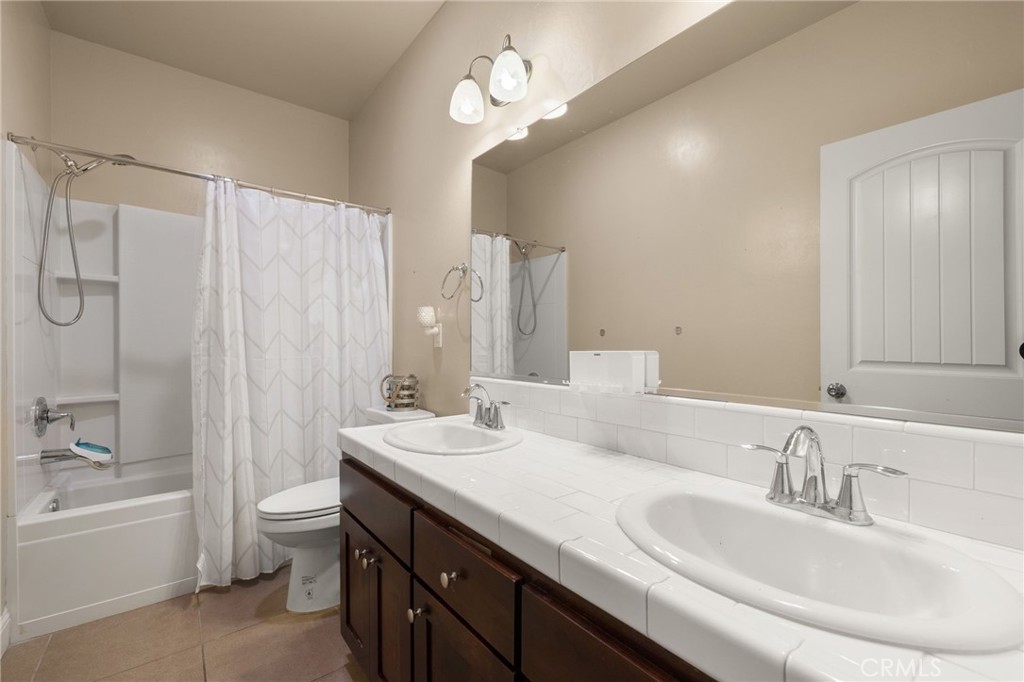 9500 Laurelwood Ct, Shafter, CA 93263