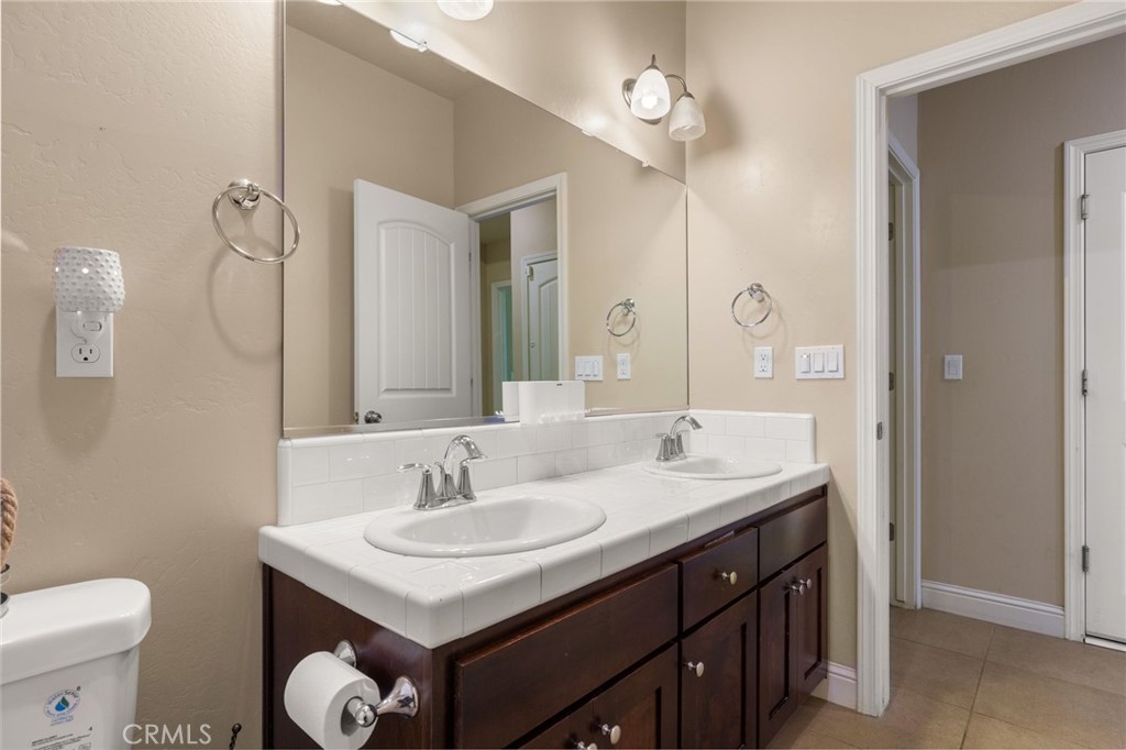 9500 Laurelwood Ct, Shafter, CA 93263