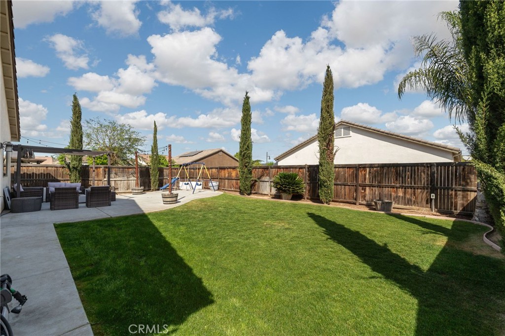 9500 Laurelwood Ct, Shafter, CA 93263