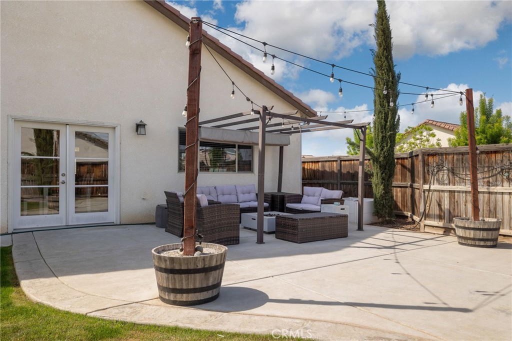 9500 Laurelwood Ct, Shafter, CA 93263