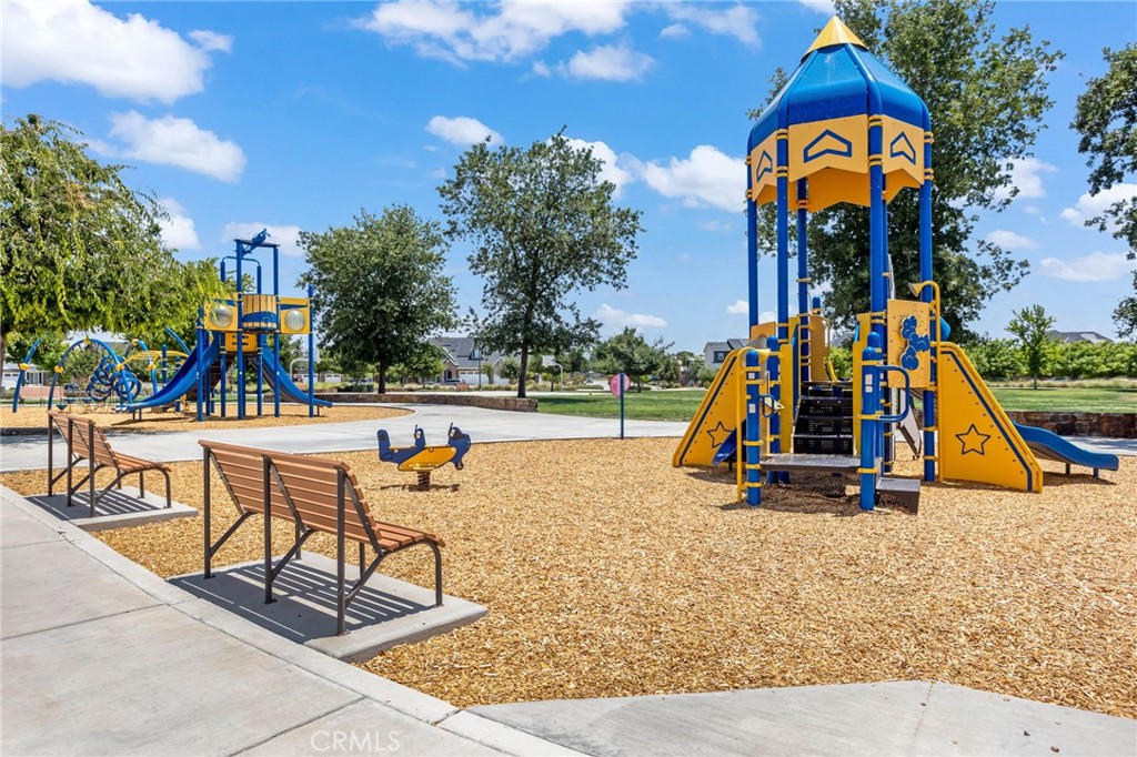 9500 Laurelwood Ct, Shafter, CA 93263