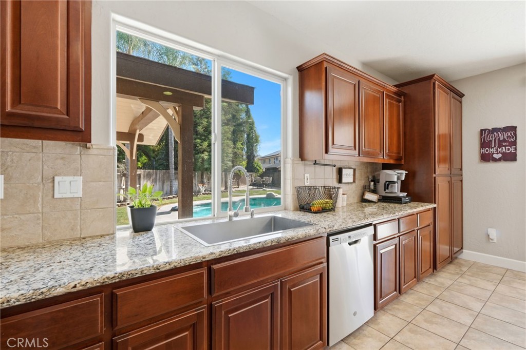 295 Johnson Ct, Tulare, CA 93274