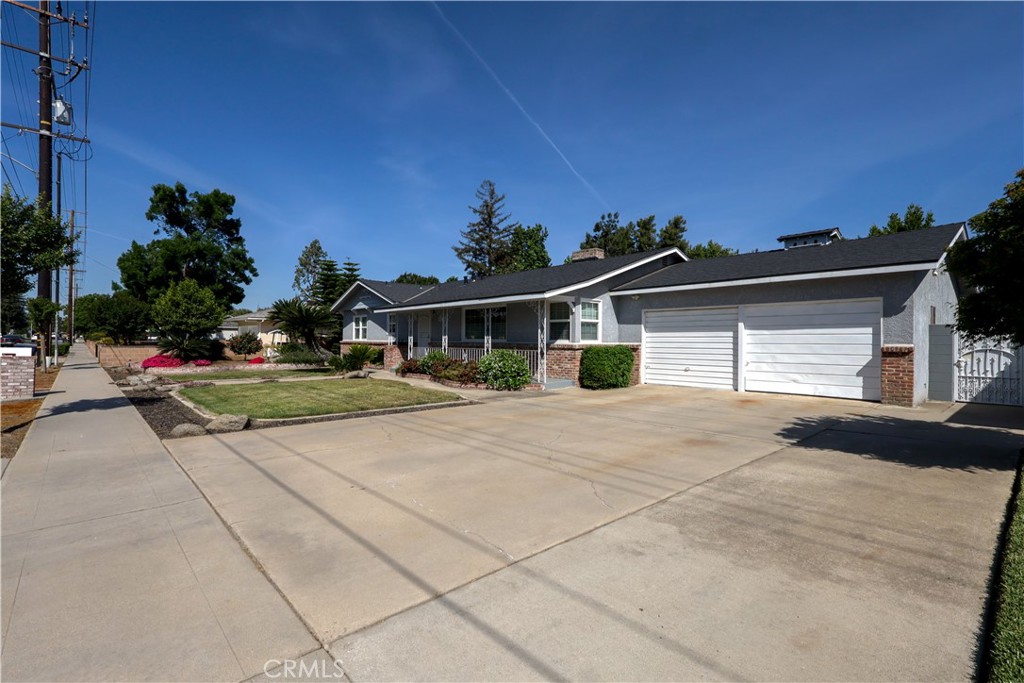 494 E Merritt Ave, Tulare, CA 93274
