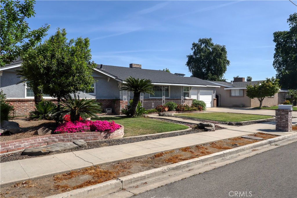494 E Merritt Ave, Tulare, CA 93274