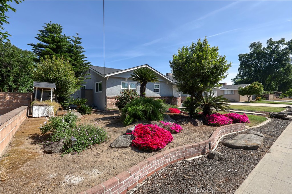 494 E Merritt Ave, Tulare, CA 93274