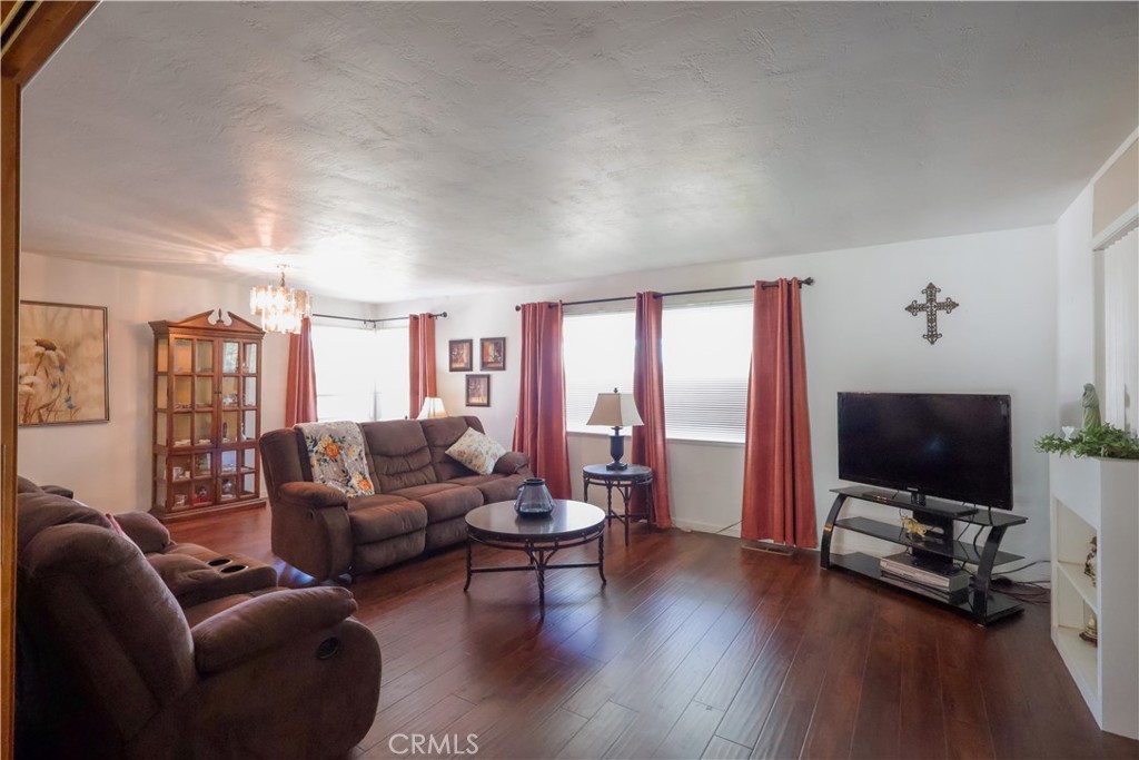 494 E Merritt Ave, Tulare, CA 93274