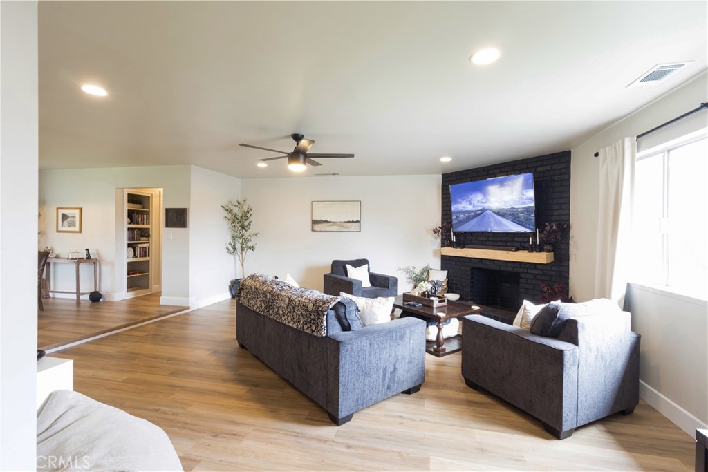 1431 E Boyer Dr, Tulare, CA 93274