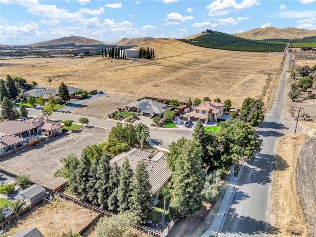 1189 E Fairhaven Ct, Porterville, CA 93257