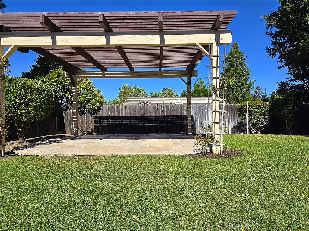 10 Rainbow Ct, Templeton, CA 93465