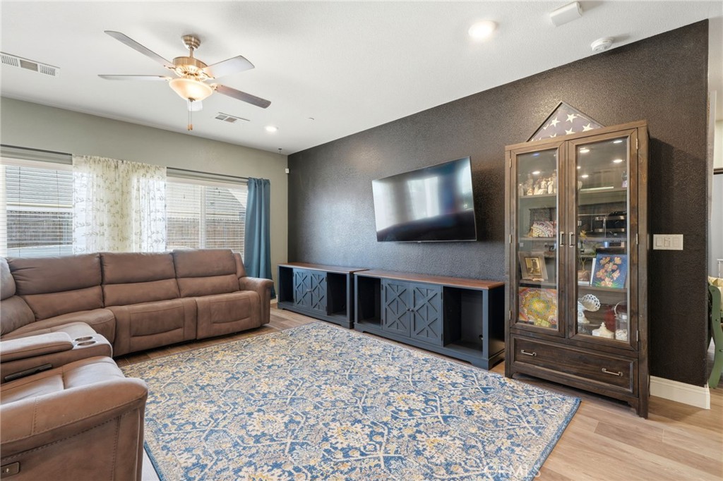 3393 Parks Ave, Tulare, CA 93274