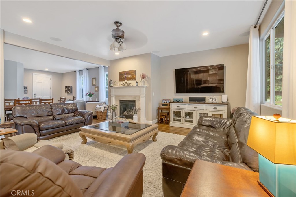 3440 W Newton Ct, Visalia, CA 93291
