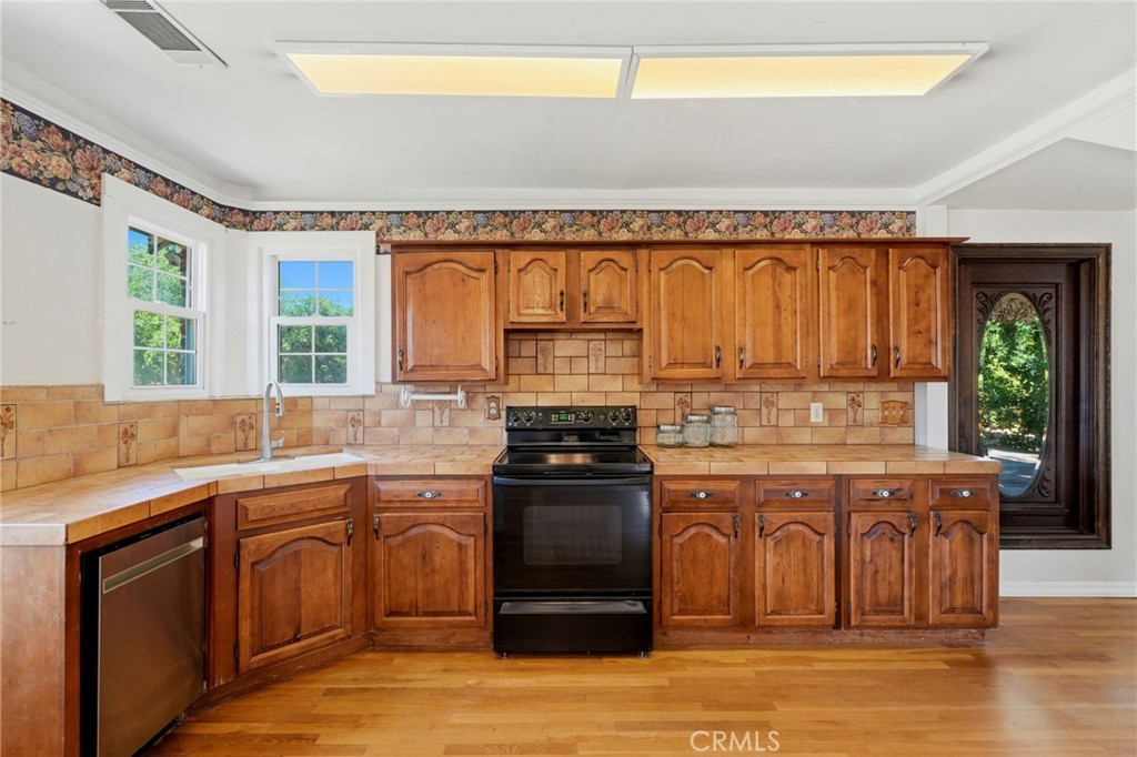 21530 Tiburico Ave, Laton, CA 93242