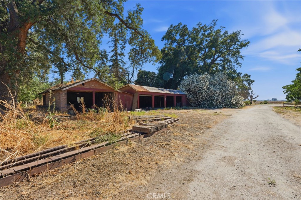 21530 Tiburico Ave, Laton, CA 93242