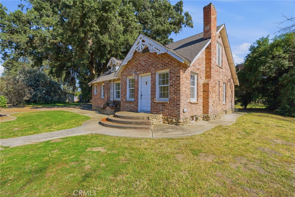 21530 Tiburico Avenue, Laton, CA 93242