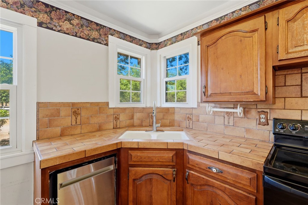 21530 Tiburico Avenue, Laton, CA 93242