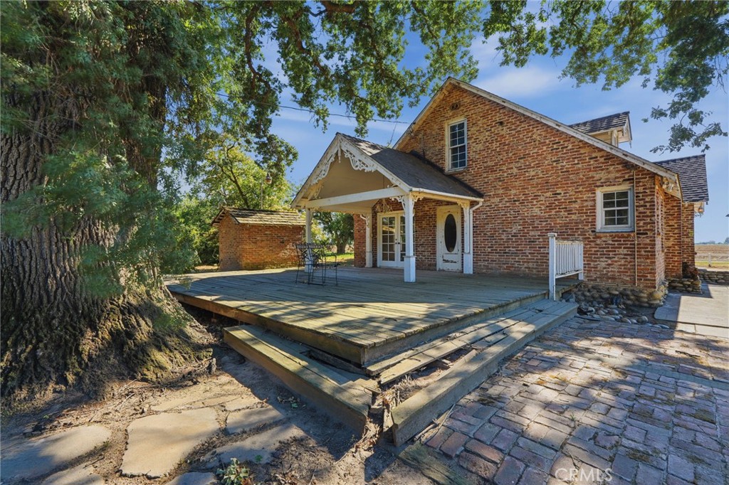 21530 Tiburico Avenue, Laton, CA 93242