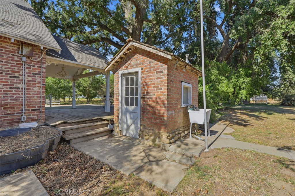 21530 Tiburico Avenue, Laton, CA 93242