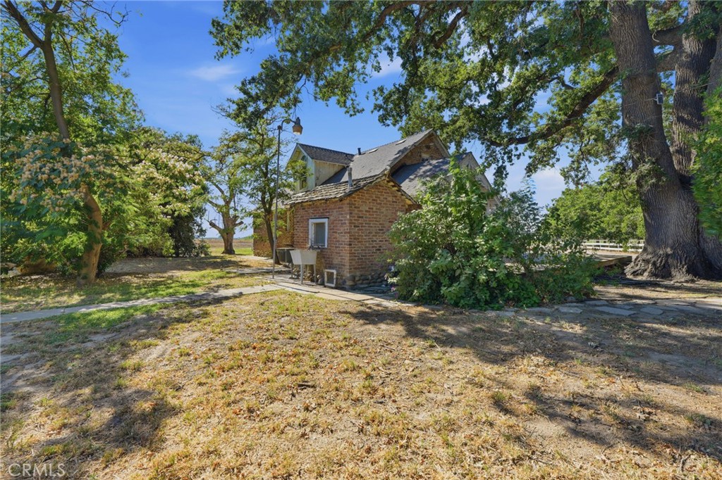 21530 Tiburico Avenue, Laton, CA 93242