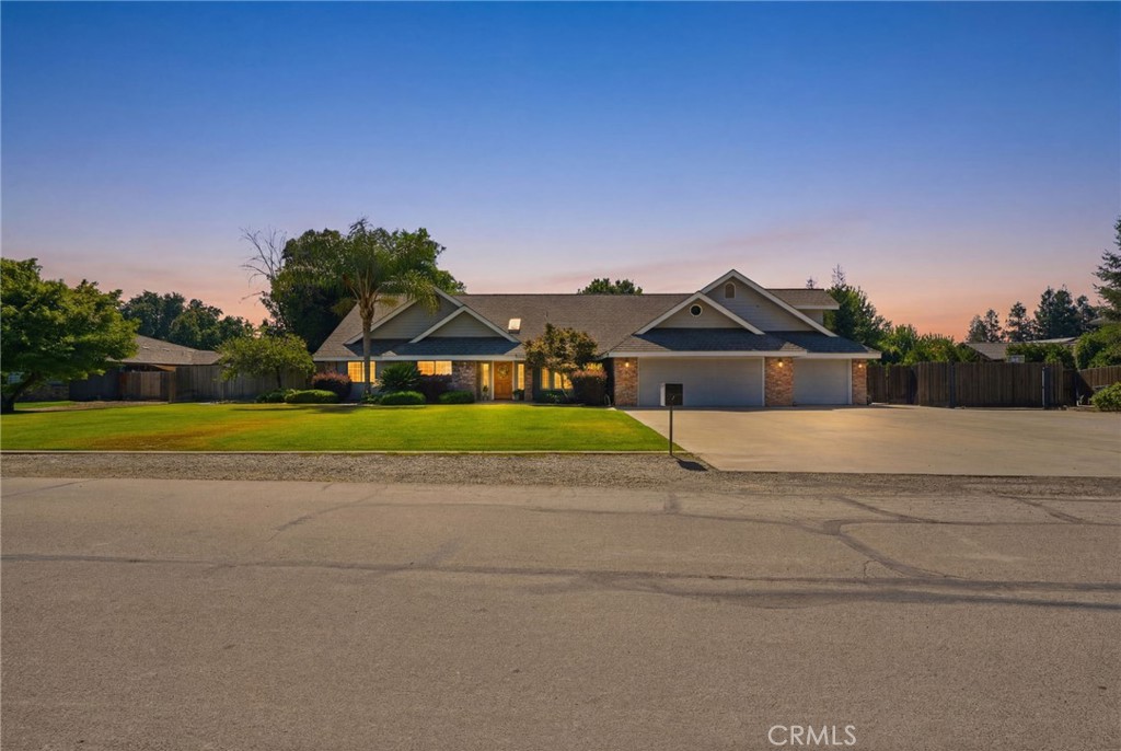 1203 N Tommy Ct, Visalia, CA 93291