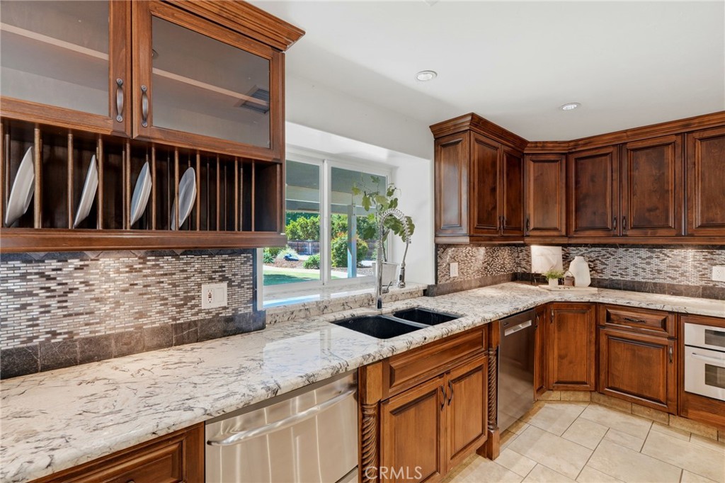 1203 N Tommy Ct, Visalia, CA 93291